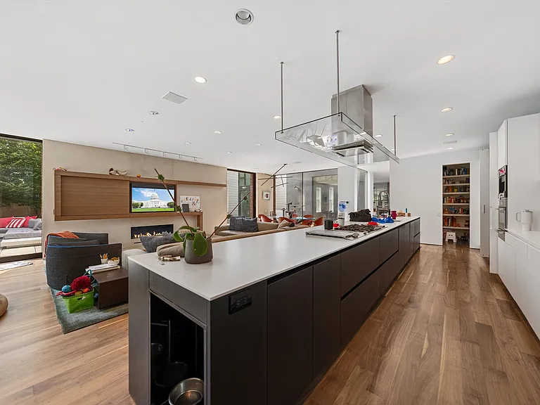 3333 Q St NW — Photo 3