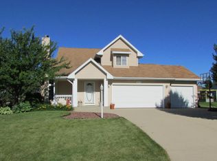 8575 S Whitney Dr, Oak Creek, WI 53154