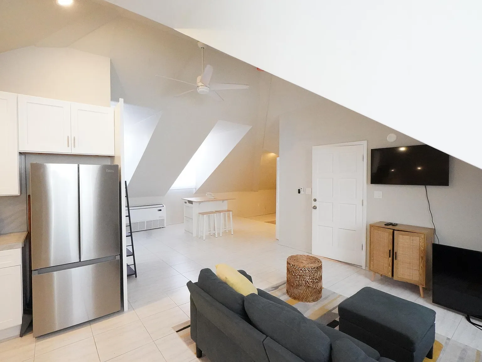 Studio, $2,400 — Photo 2