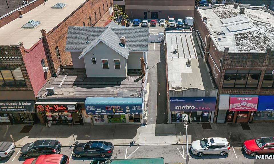 1st image of 285 Monroe St