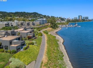 5630 S Riverside Ln APT 17, Portland, OR 97239