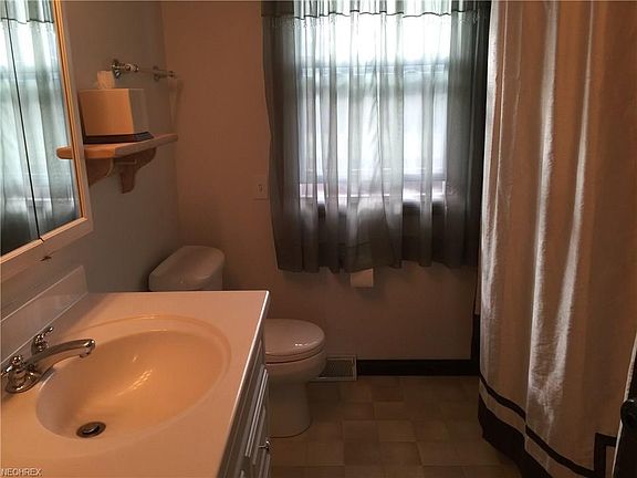 5th image of 1828 Chapel Hill Dr