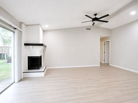 3rd image of 527 Shelly Ct