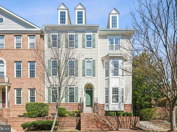 8830 Ashgrove House Ln APT 201, Vienna, VA 22182