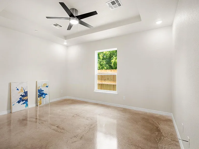 410 W Avenue C — Photo 13
