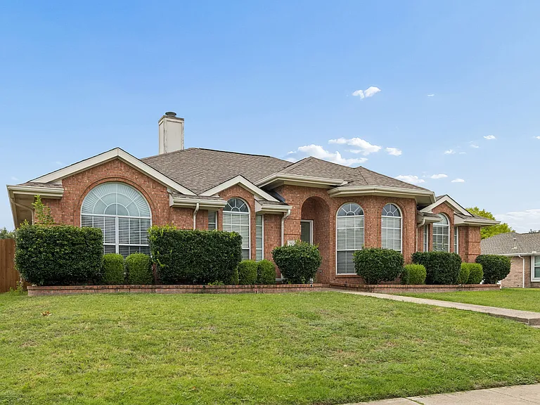 300 Thomas Dr — Photo 2