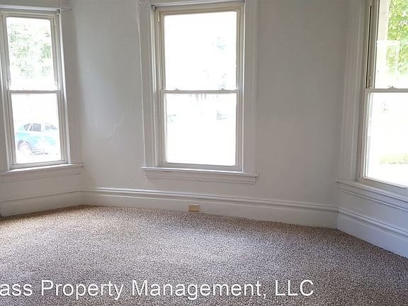 4th image of 607 Prospect Ave NE