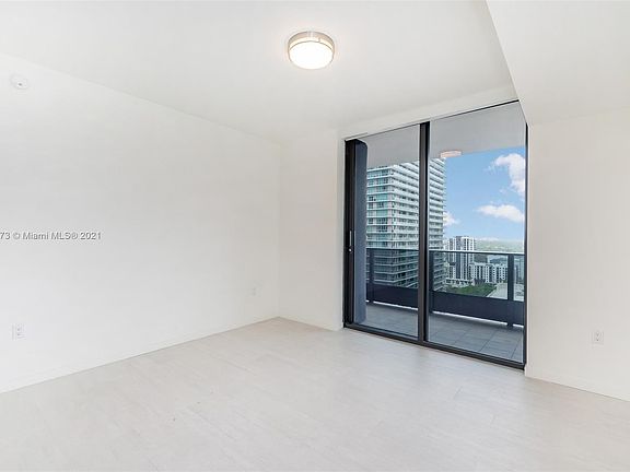 5th image of 1000 Brickell Plz #104