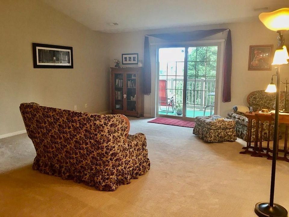 Living room and sliding door to the balcony