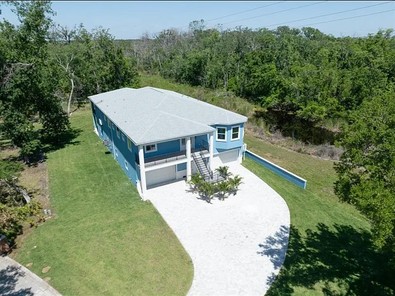 1033 Hammock Cir — Photo 1