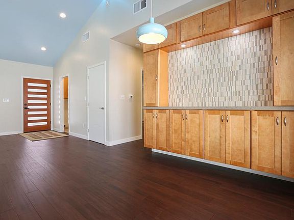 Side Buffet Dining Area