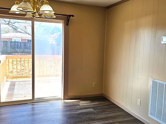 3rd image of 1015 W Circle Dr