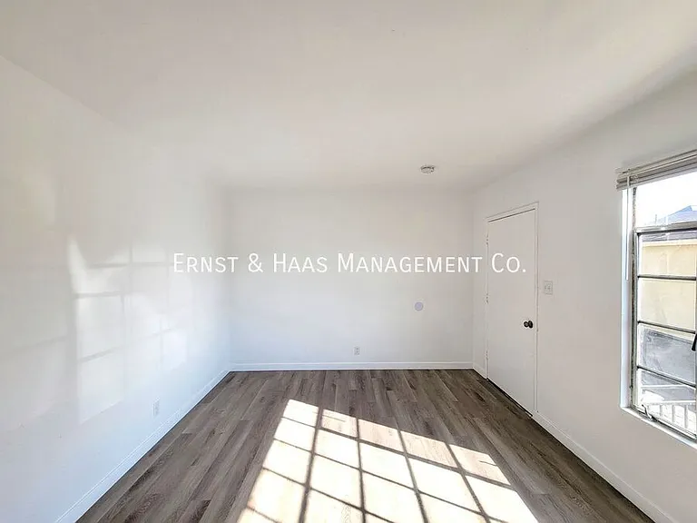 1027 E 7th St #1 — Photo 3