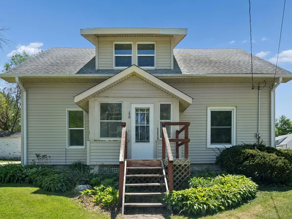 802 Railroad St, Parkersburg, IA 50665