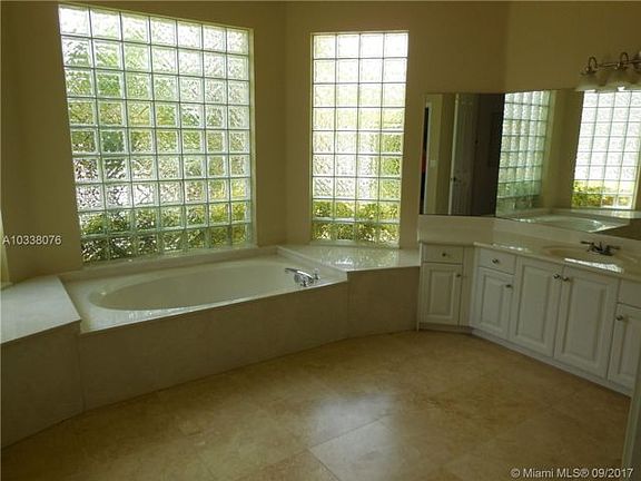2nd image of 2558 Jardin Way