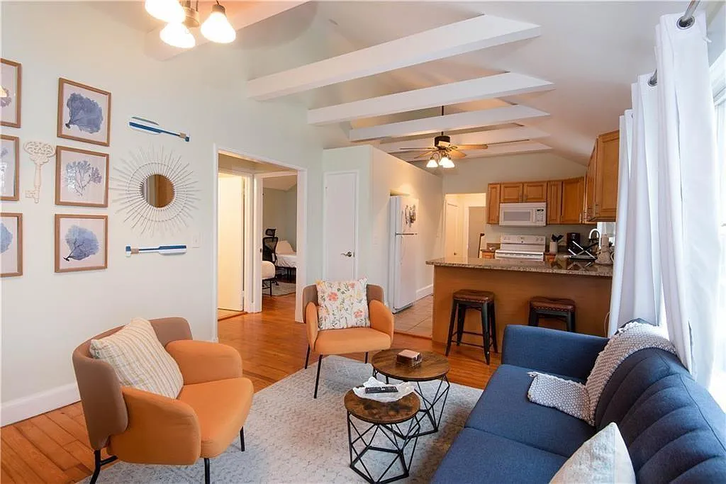 3 bed, 900 sqft, $2,750 — Photo 1