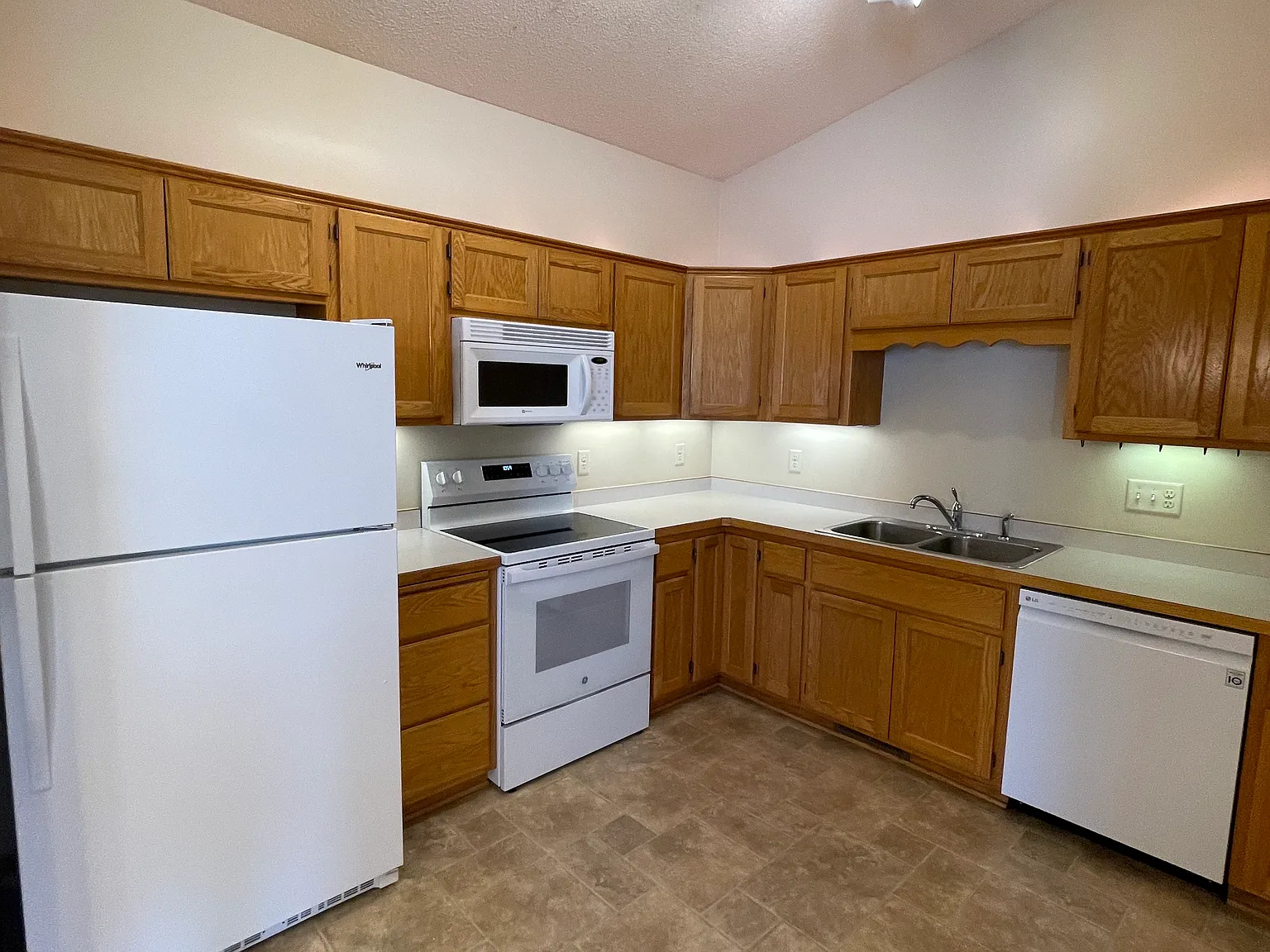 3 bed, 1640 sqft, $2,150 — Photo 2