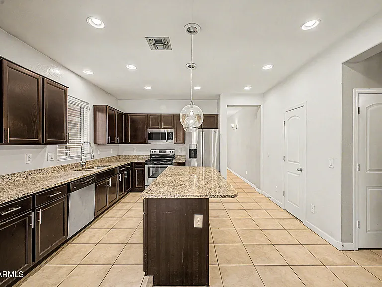 1619 N Hillcrest — Photo 4
