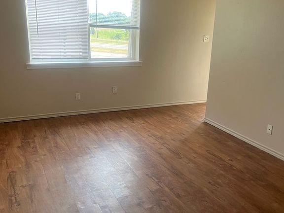 4th image of 3120 Oak Ln #14