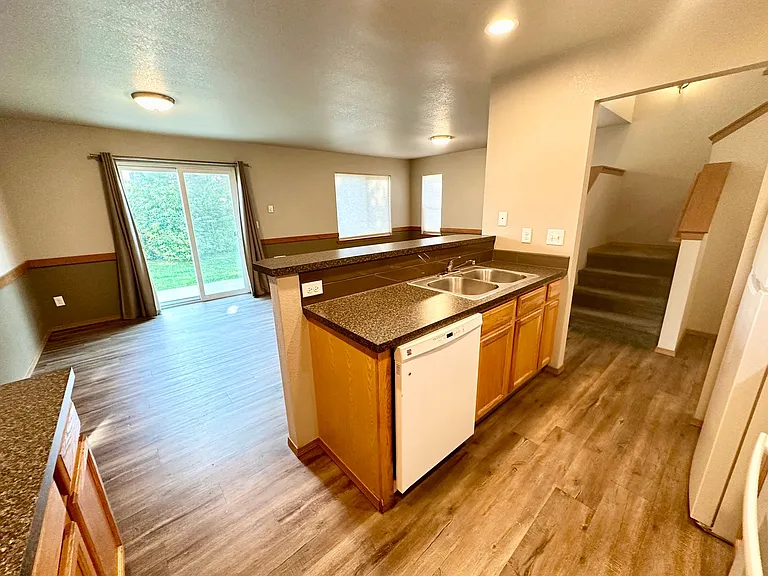 2102 N Yellowstone St — Photo 17