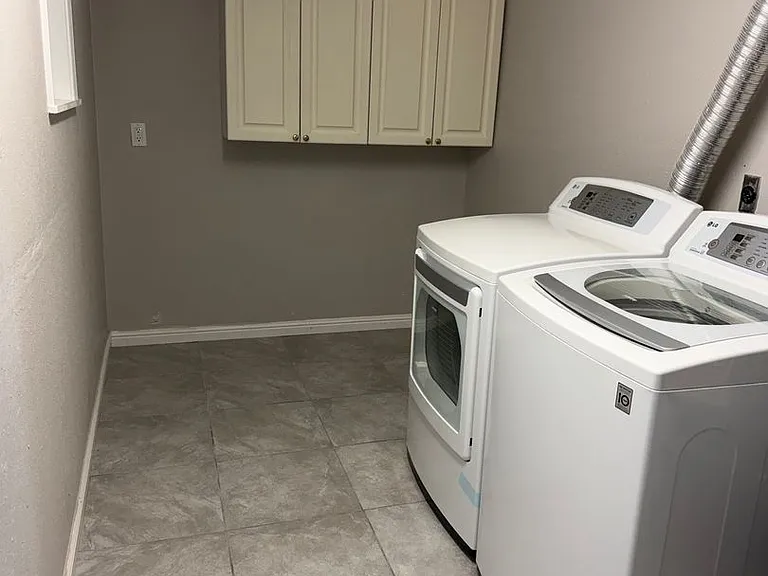 1100 Honeysuckle Way — Photo 11