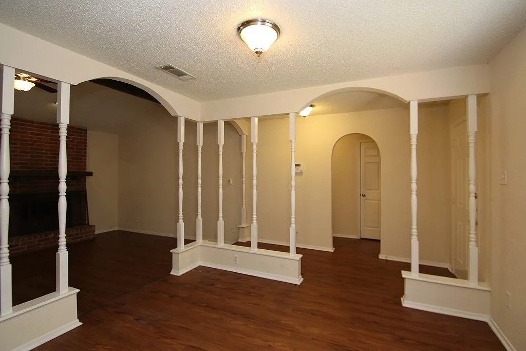 Move In Specials $250 Off First Month's Rent Remodeled South Austin Gem With No Carpet! — Photo 4