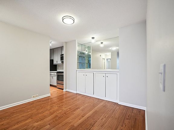 4th image of 2740 N Pine Grove Ave APT 6B