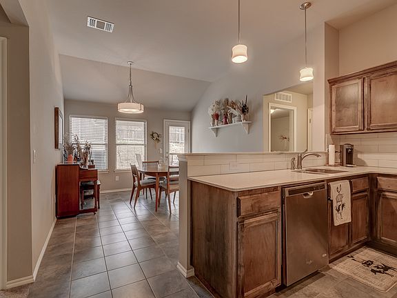 5th image of 909 S Linford Dr