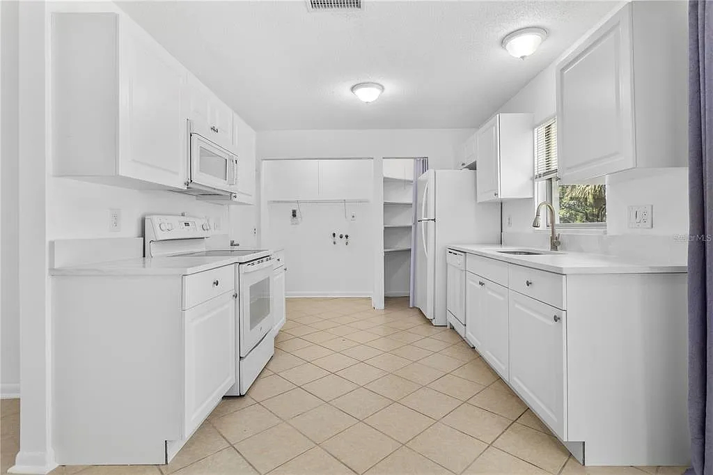 2 bed, 1.0 bath, 896 sqft, $1,800 — Photo 2