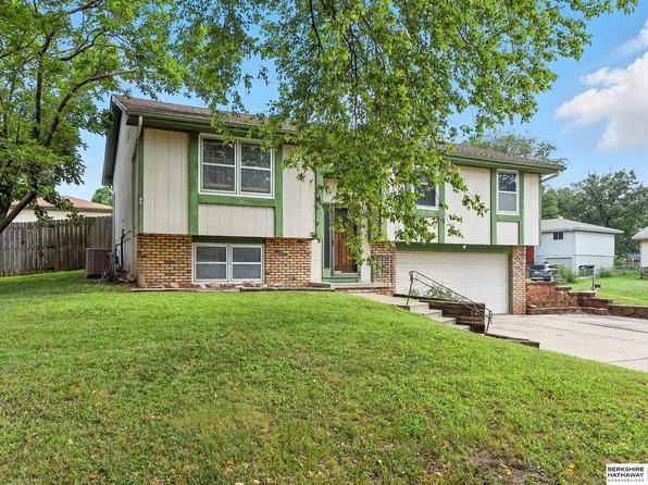 11231 Roxbury Dr, Omaha, NE 68137