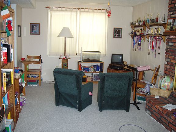 Kids play rm/Den