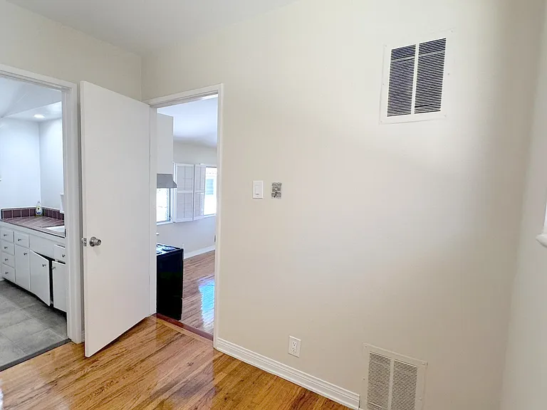 267 Palos Verdes Dr W #4 — Photo 17