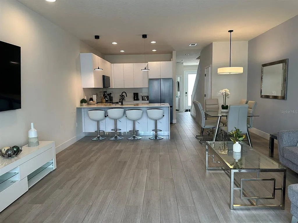 3 bed, 3.0 bath, 1855 sqft, $2,400 — Photo 4