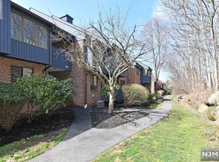 113 Indian Hollow Ct, Mahwah, NJ 07430