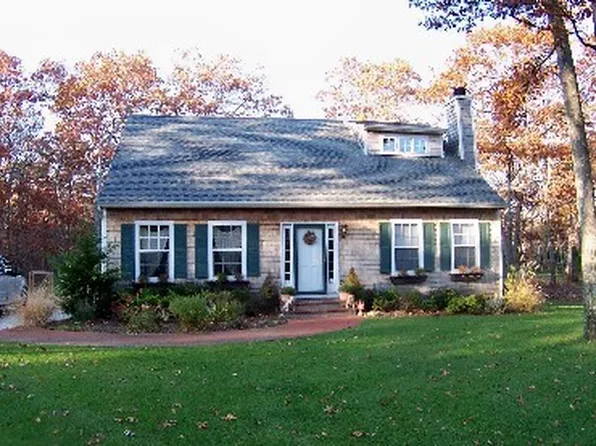 https://photos.zillowstatic.com/fp/7daed39c5162441dfc345f21cd0f76b8-p_e.webp