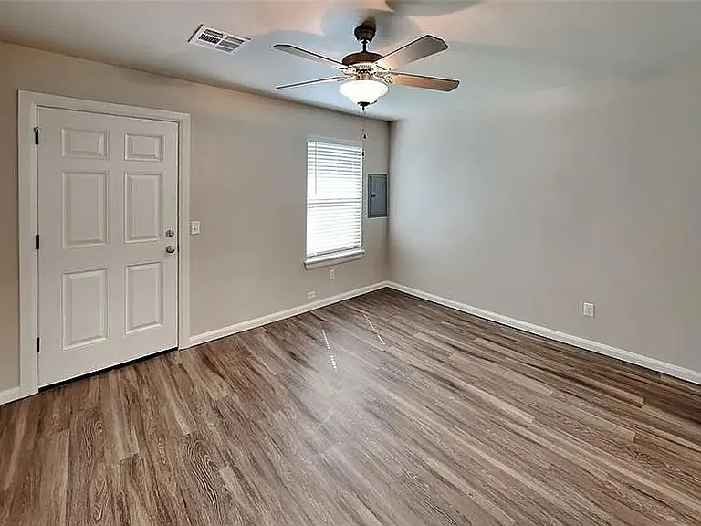 1104 Ashton Ln — Photo 11