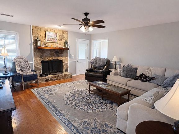 4th image of 6801 Springlake Dr