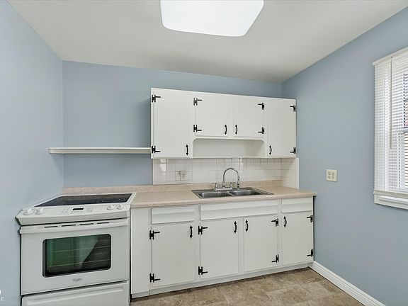 3rd image of 2021 E Legrande Ave