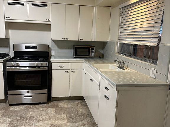 5th image of 2948 Land Park Dr