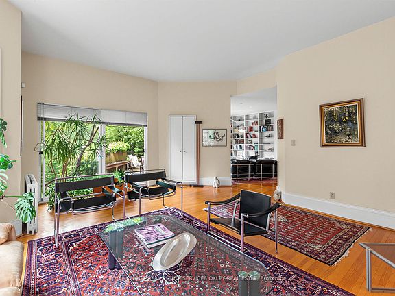 5th image of 105 Roxborough St E