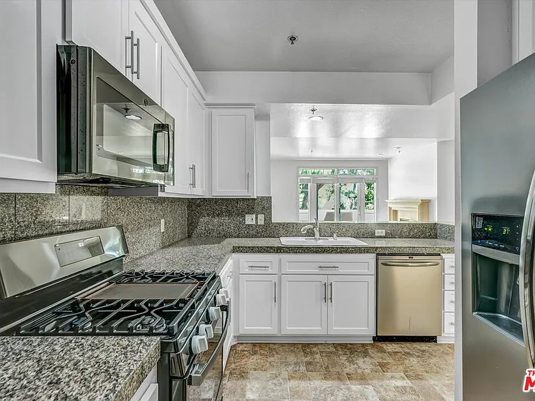 2222 N Beachwood Dr #302 — Photo 21