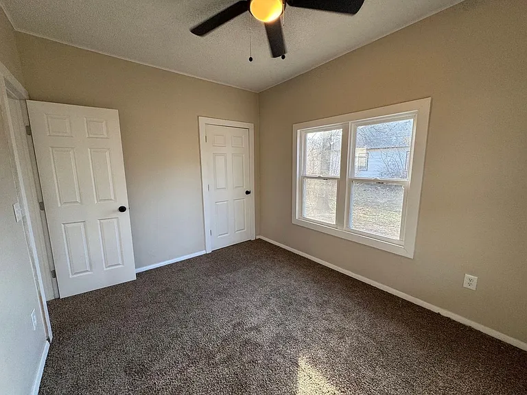 222 N Lee Ave — Photo 6