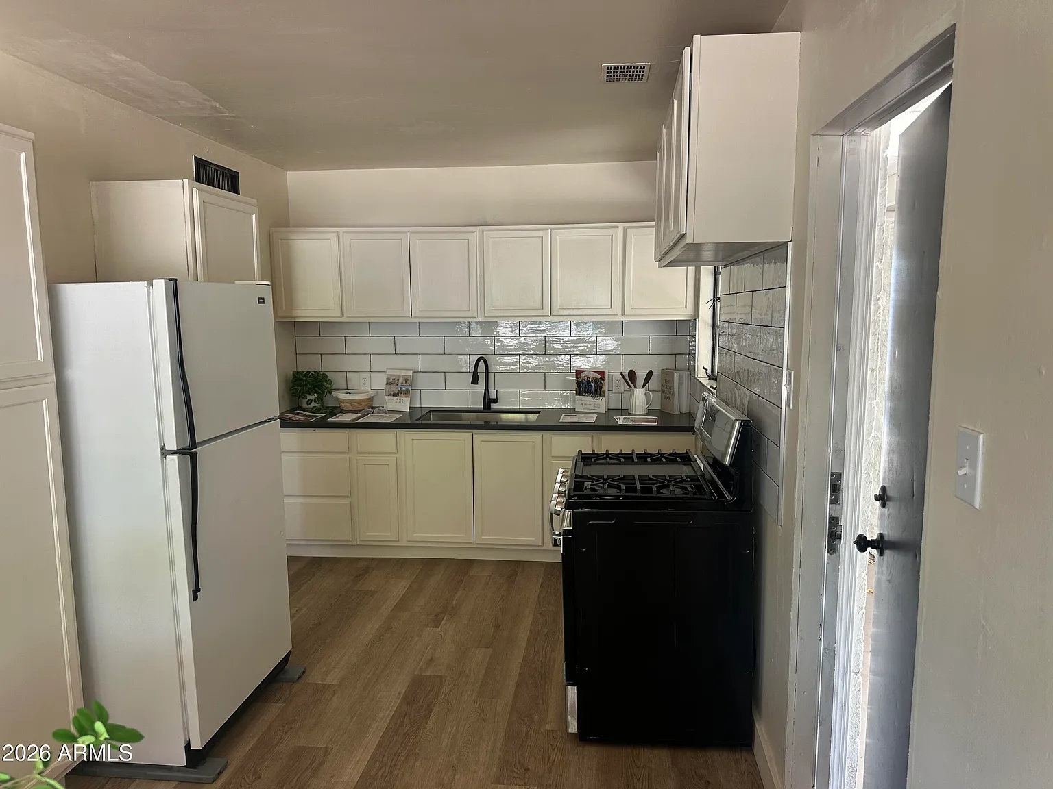 3 bed, 1.0 bath, 1250 sqft, $2,000 — Photo 4