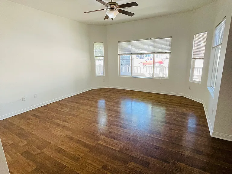 1918 Kelly Ave #5 — Photo 1