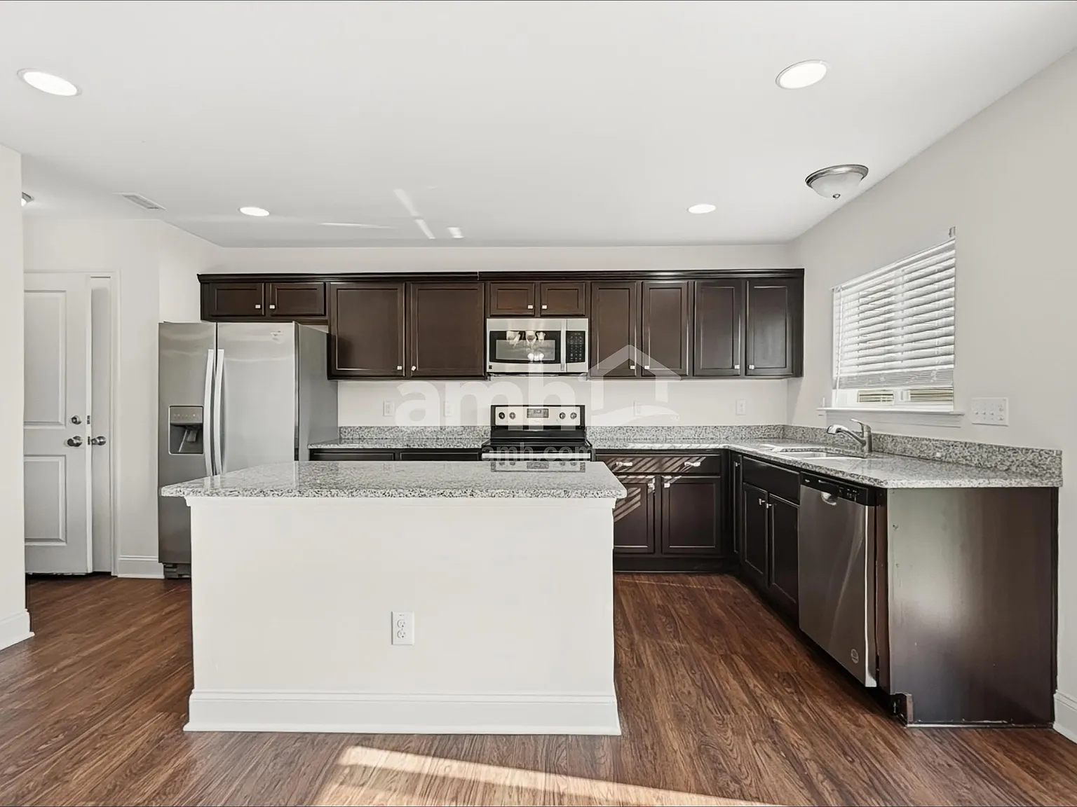 3 bed, 2.5 bath, 1689 sqft, $1,985 — Photo 4
