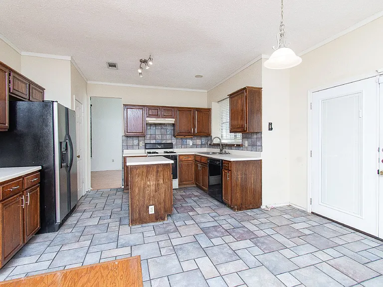2304 Iowa Dr — Photo 8