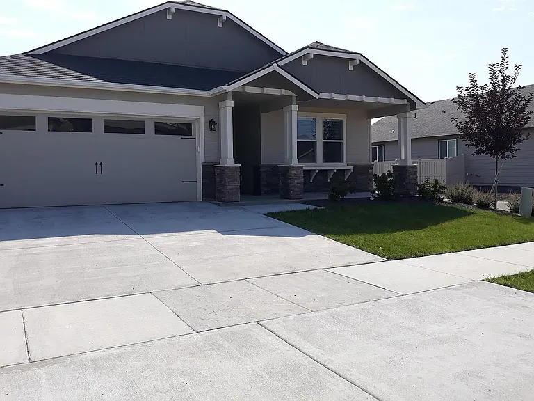 1298 N Tyra Ave — Photo 1