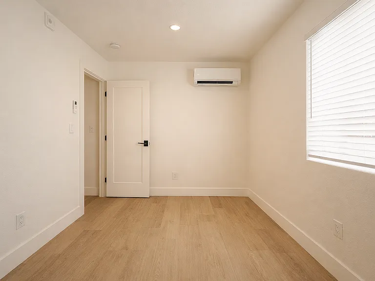 1803 Oxford St — Photo 63