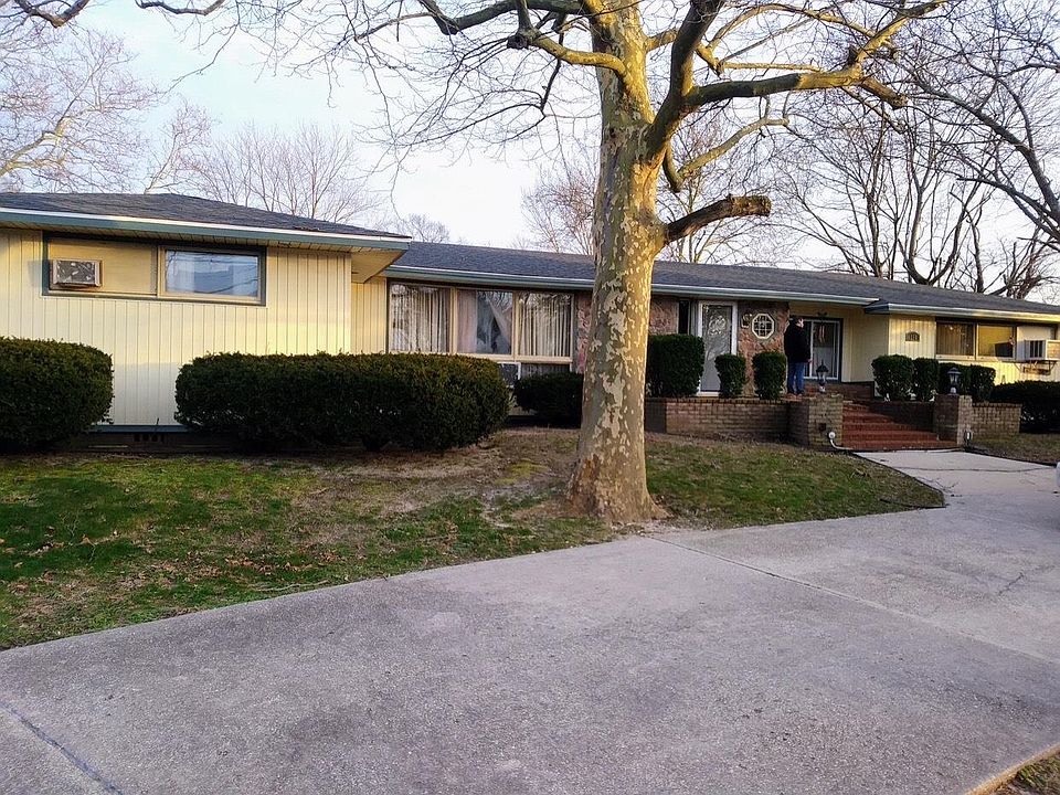 1st image of 210 S Railroad Ave