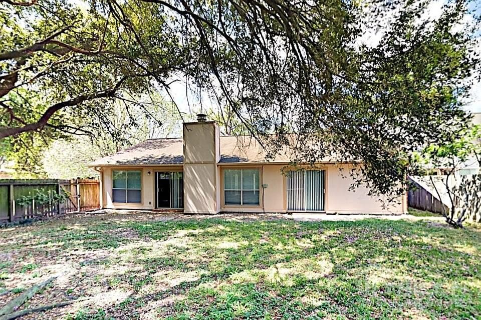 1st image of 8502 Lake Crystal Dr